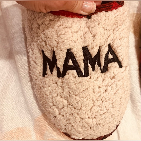 Adorable Dearfoams MAMA BEAR slippers - only worn a couple times. - Picture 2 of 6